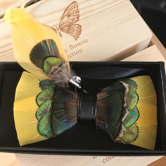 Feather Bowtie - Picture 1 of 5